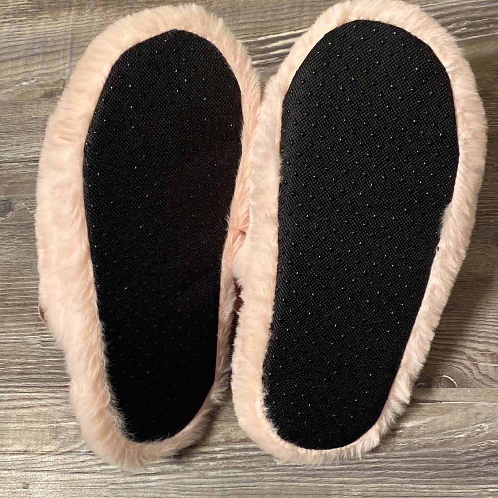 NWT Girls Pink Fuzzy Bow Slippers Fits Kids Shoe size 5-7 - Picture 5 of 5